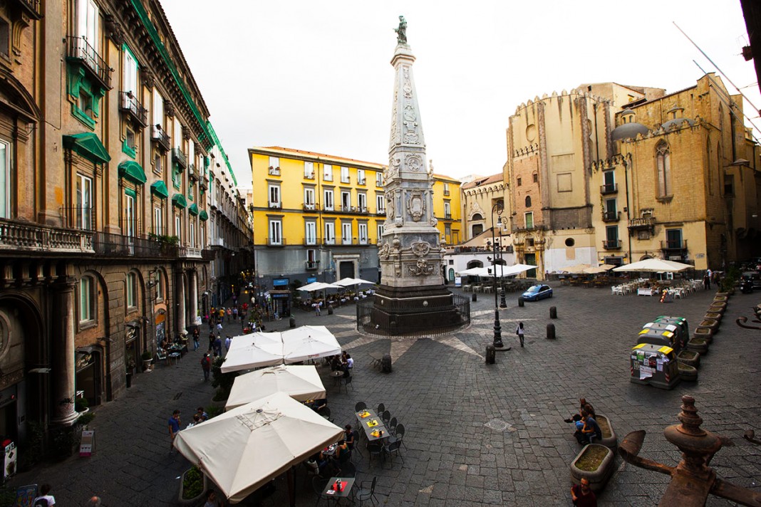 Napoli Chiesa E Piazza Di San Domenico Maggiore