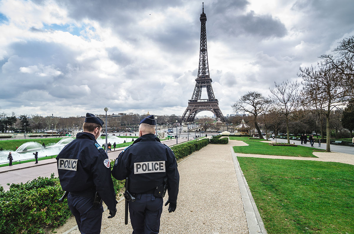 Poliziotti sorvegliano la Torre Eiffel