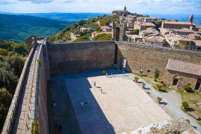 Le mura fortificate del borgo di Montalcino