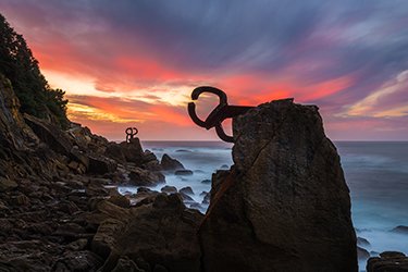 Il peine del viento è un’opera scultorea realizzata nel 1977 dall’artista spagnolo Eduardo Chillida per la sua città, San Sebastián