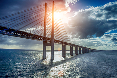 il suggestivo Ponte di Öresund, sospeso sul mare.