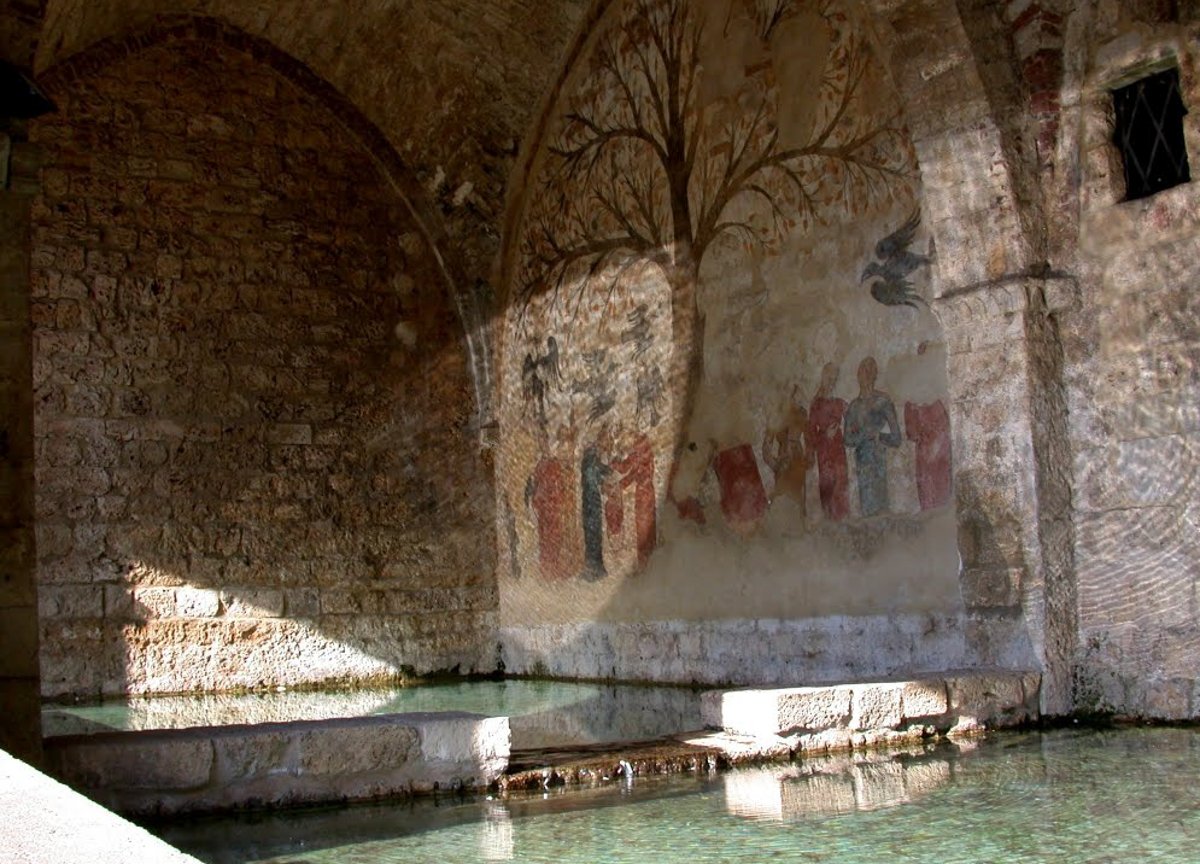 Le Fonti con il murales dell'Albero dell'Abbondanza