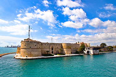 Il Castello Aragonese e il Ponte girevole