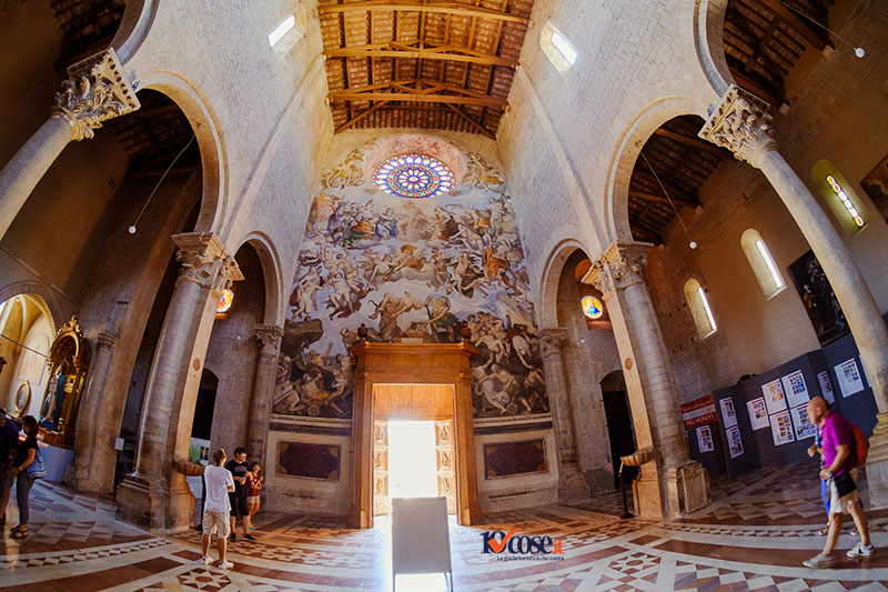 Interno del Duomo di Todi